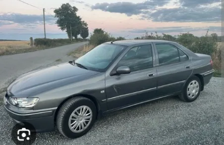 Véhicule berline Peugeot 406 couleur grise en finition élégante